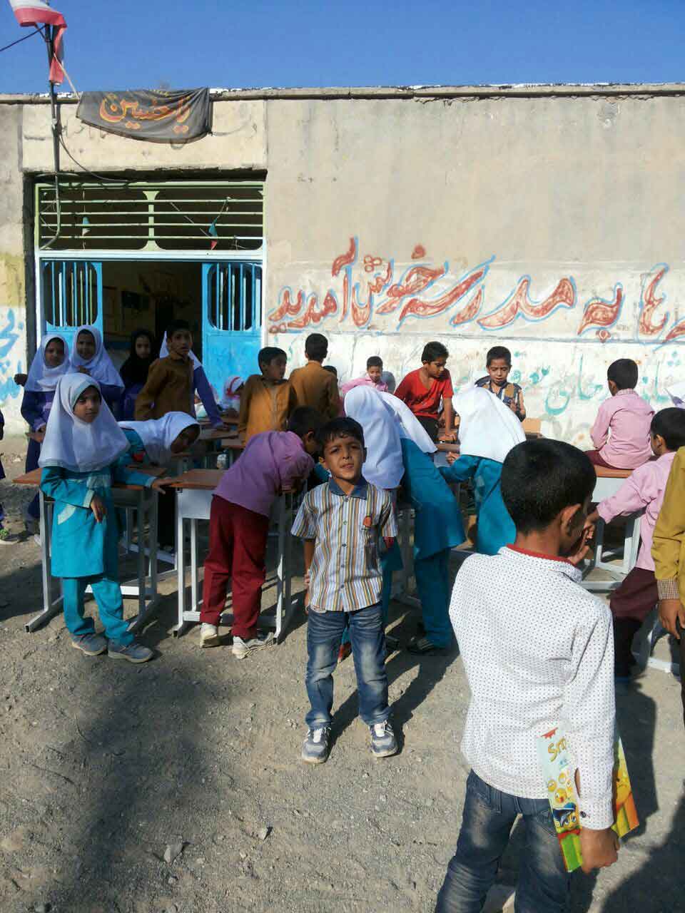 بچه های روستای قاسم آباد جیرفت کرمان در مدرسه فرسوده