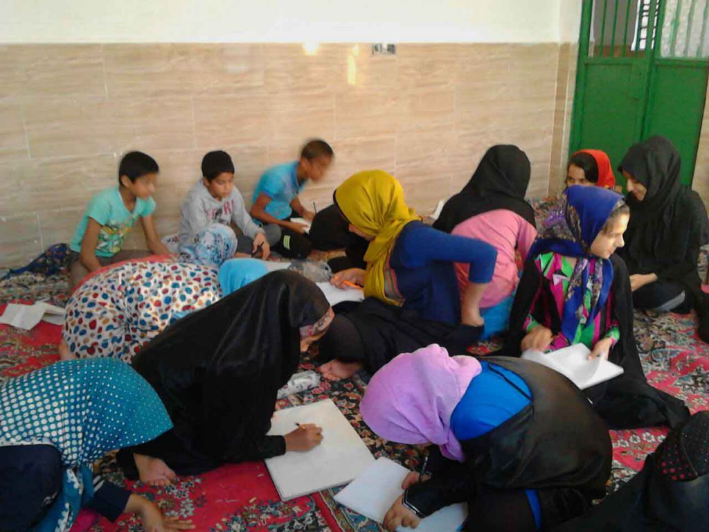 بچه های روستای قاسم آباد جیرفت کرمان در مدرسه فرسوده