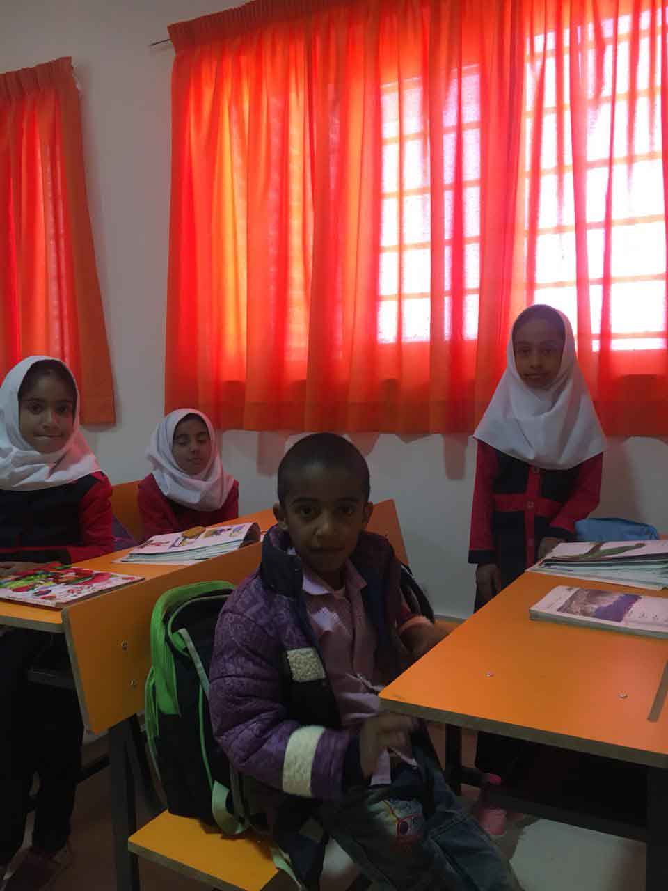 بچه های روستای قاسم آباد جیرفت کرمان در کلاس دبستان مهرطاها موسسه نیکوکاری مهرطه