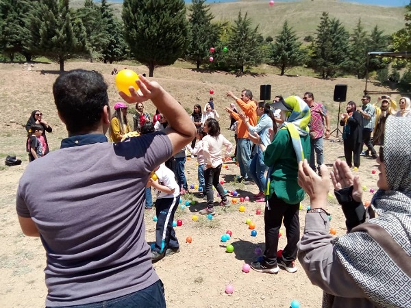 بازی دسته جمعی در اردوی بهاری برای کودکان بی سرپرست مهرطه
