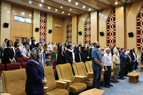 مهمانان و شرکت کنندگان مراسم اختتامیه دهمین دوره جایزه کتاب مهر
